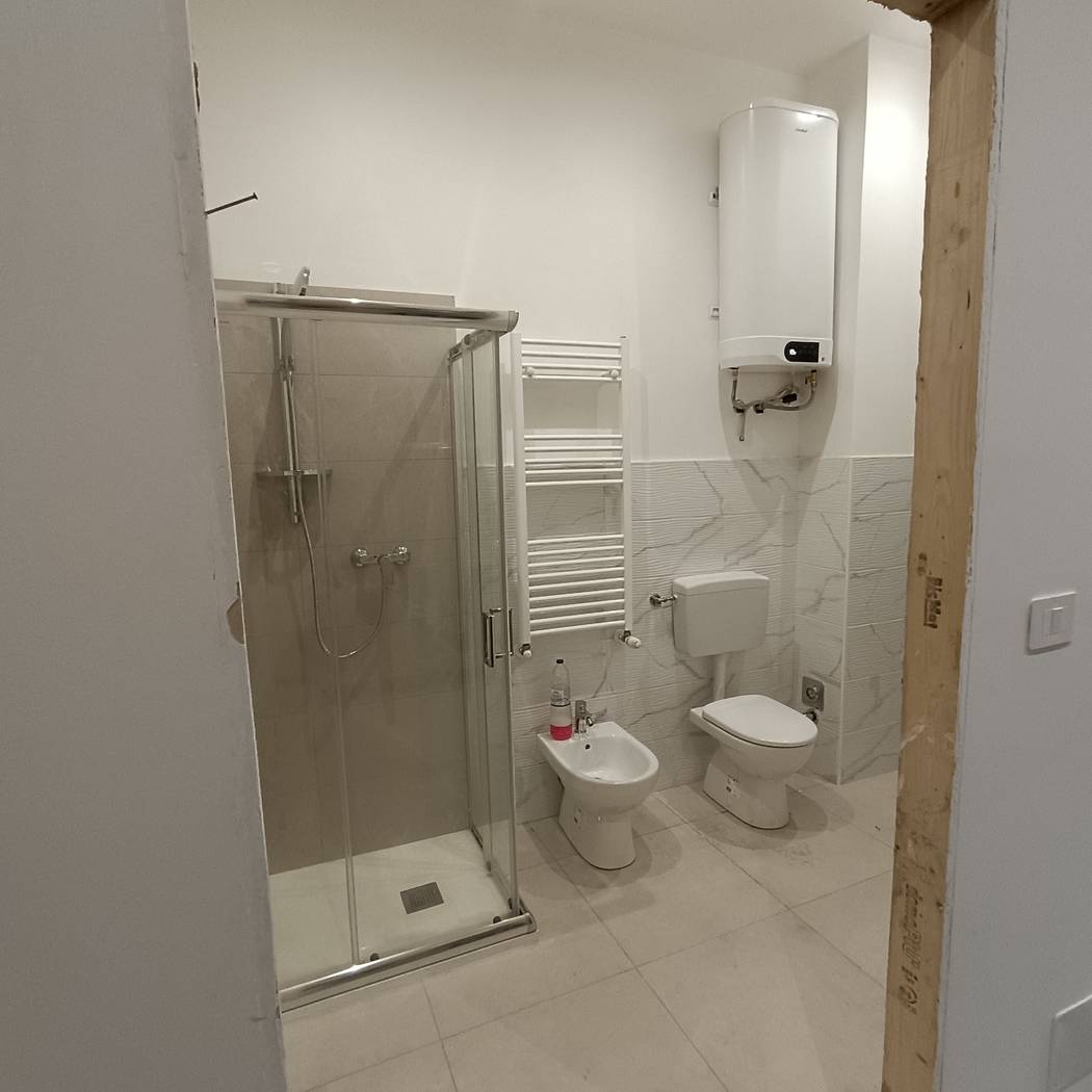 Impianto idraulico e bagno con scaldabagno installato da Ventu Impianti