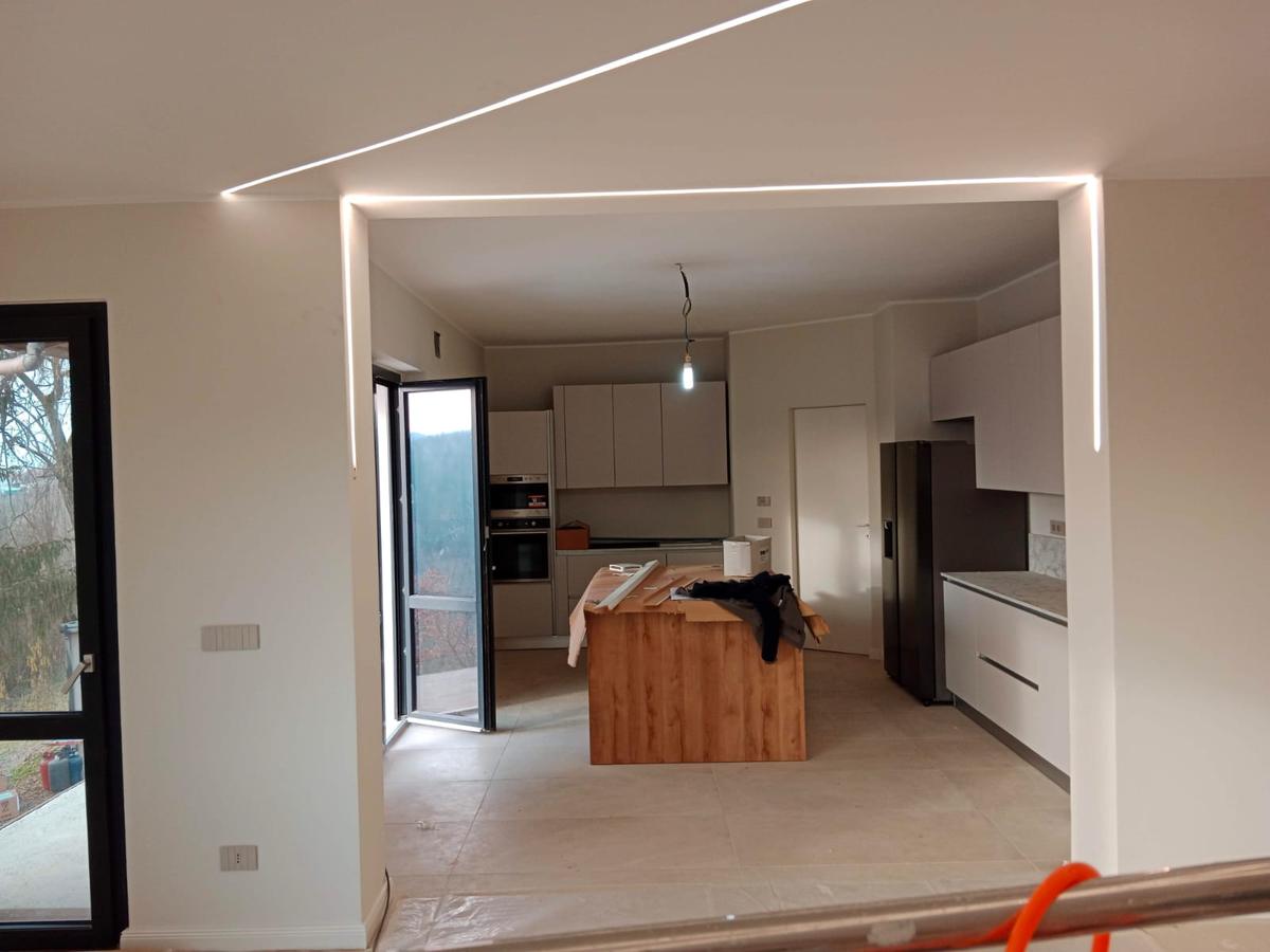 Impianto elettrico e illuminazione LED in cucina realizzato da Ventu Impianti a Torino